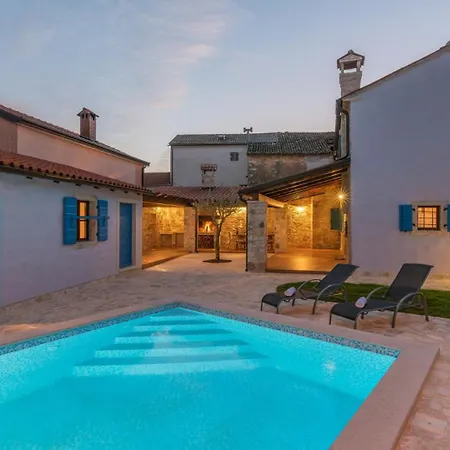Villa Beautiful Heritage Croc With Pool In Buje