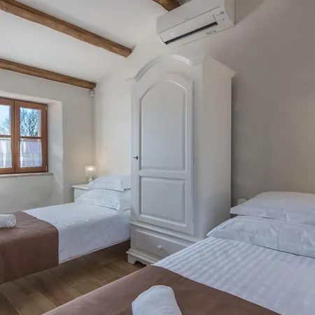 Villa Beautiful Heritage Croc With Pool In Buje *